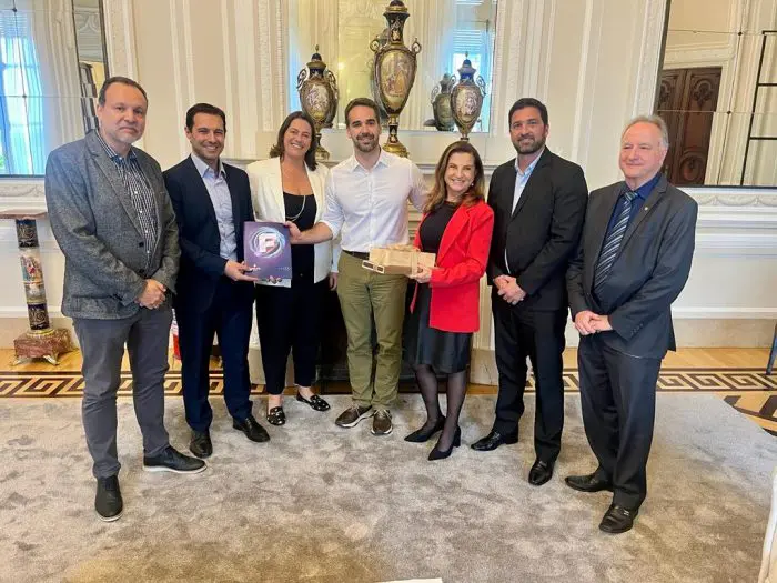 Governador do RS recebe convite oficial para o Festuris: foto do governador, com os CEO´s do evento, e outras autoridades