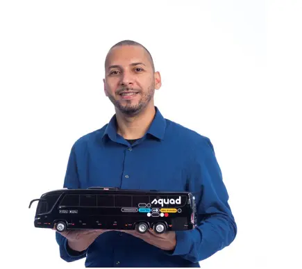GP SP 2023: foto de Davi Lima, Superintendente Comercial da Squad, segurando miniatura de ônibus da Squad