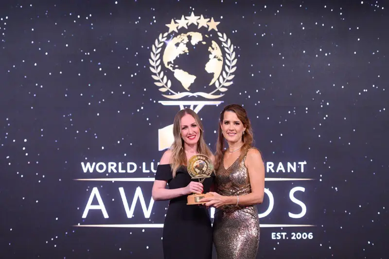 representante do Castelo Saint Andrews, Ludmila Godoi, recebe o prêmio World Luxury Awards Castelo Saint Andrews