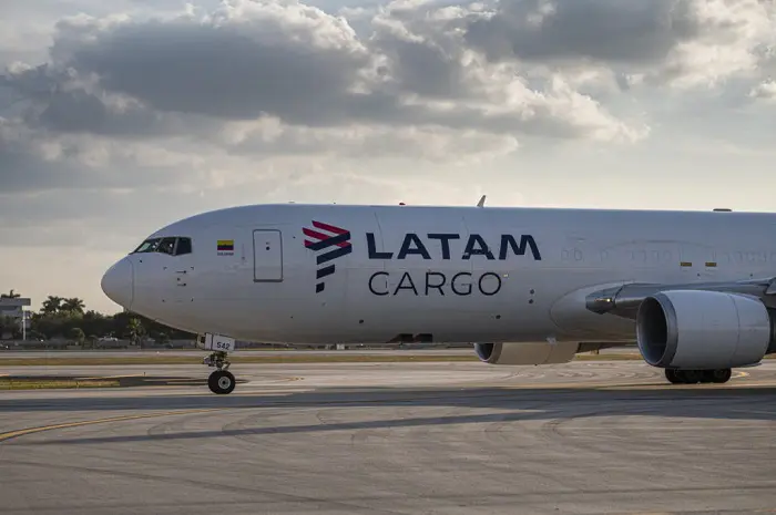 LATAM Cargo inaugura Amsterdam-Curitiba: avião da LATAM Cargo