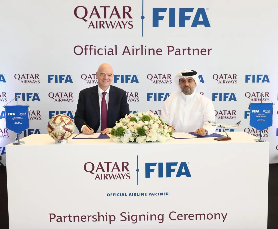 Presidente da FIFA, Gianni Infantino, e o CEO do Grupo Qatar Airways, Badr Mohammed Al-Meer (Foto: Divulgação)