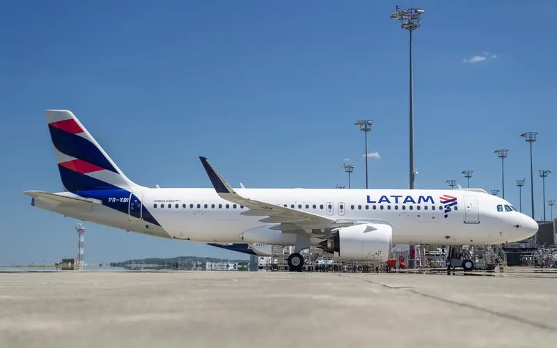 latam_reforca_compromisso_com_o_brasil LATAM reforça compromisso com o Brasil: foto de aeronave da LATAM, estacionada no aeroporto