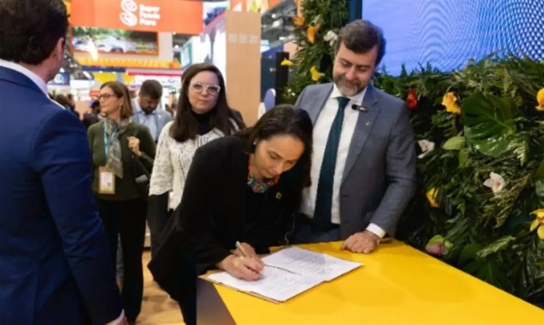 Marcelo Freixo, presidente da Embratur, e Ligia Sato, gerente de Sustentabilidade da Latam (Foto Divulgação Latam) Marcelo Freixo, presidente da Embratur, e Ligia Sato, gerente de Sustentabilidade da Latam (Foto Divulgação Latam)