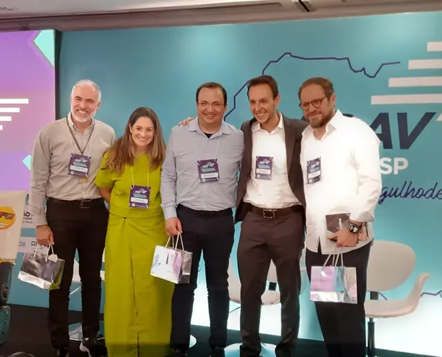2º Abav Meeting SP: foto dos painelistas do painel de cia aérea, junto com o presidente da Abav-SP- Aviesp, Bruno Waltrick