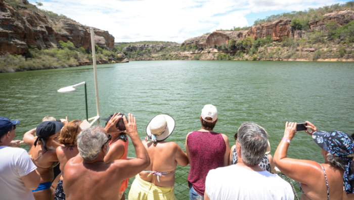 Turistas estrangeiros deixam R＄ 3,19 bilhões no Brasil em outubro: turistas em passeio de barco em Capitólio (MG)