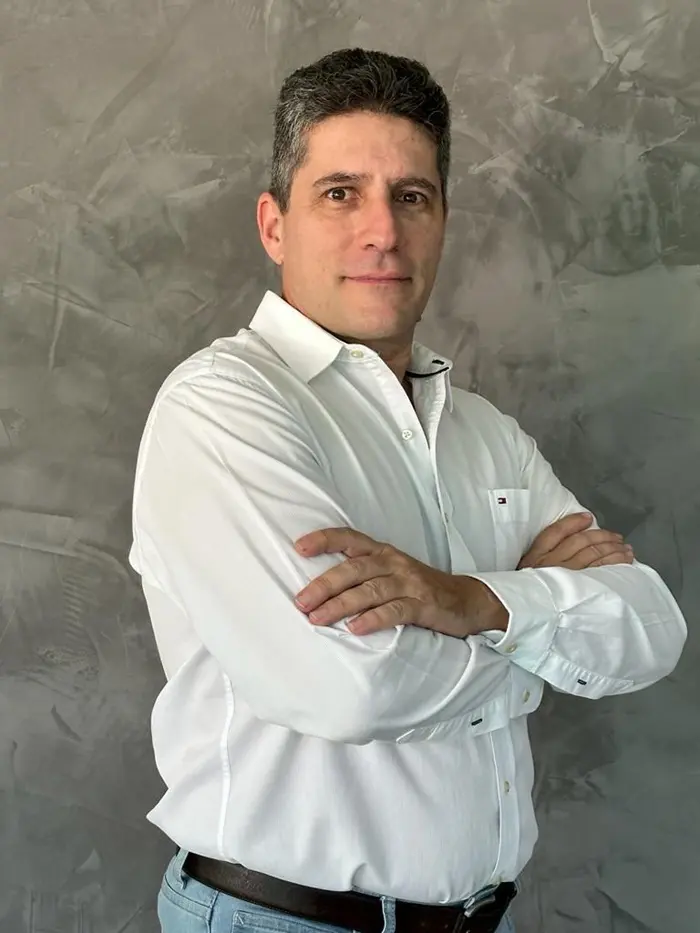 Francisco Henriques assume gestão do Cyan Resort by Atlantica: foto de Francisco Henriques, usando camisa branca, e está de braços cruzados