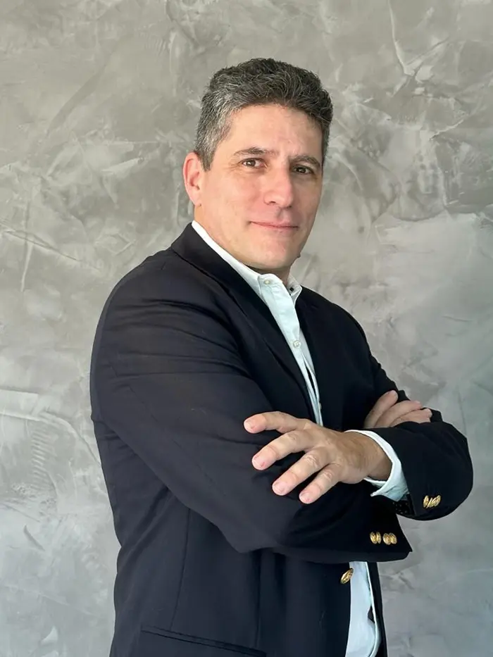 Francisco Henriques assume gestão do Cyan Resort by Atlantica: foto de Francisco Henriques, usando blazer preto e camisa branca, e está de braços cruzados
