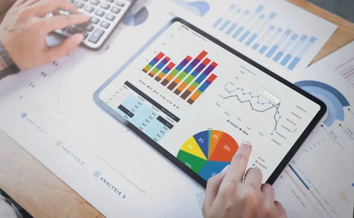 Paraíba lança Painel de Inteligência de Dados Turísticos: foto de uma pessoa analisando gráficos e dados em um tablet