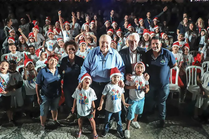 Greca inaugura espetáculo de luzes e cores em Curitiba: Prefeito Rafael Greca acompanhado do vice-governador Darci Piana, prestigiam a abertura do Natal SESC Paço da Liberdade