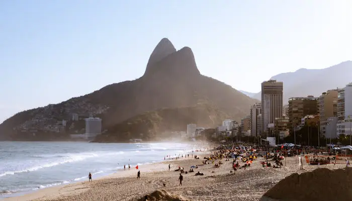 pexels-vinícius-vieira-ft-18017459 Turismo em setembro movimentou R$ 38 bilhões na economia brasileira: foto de uma praia no Rio de Janeiro, de dia