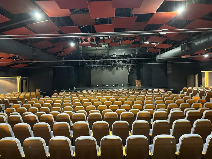 Costao do Santinho inaugura teatro moderno: foto do interior do teatro