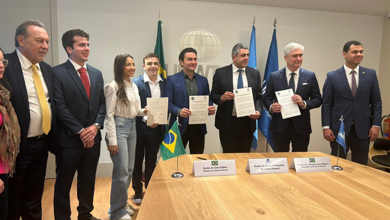 Ministro do Turismo, Celso Sabino, o embaixador do Brasil na Espanha, Orlando Leite, e o diretor-geral da Organização Mundial do Turismo (OMT), Zurab Pololikashvili (Crédito David Agüero)