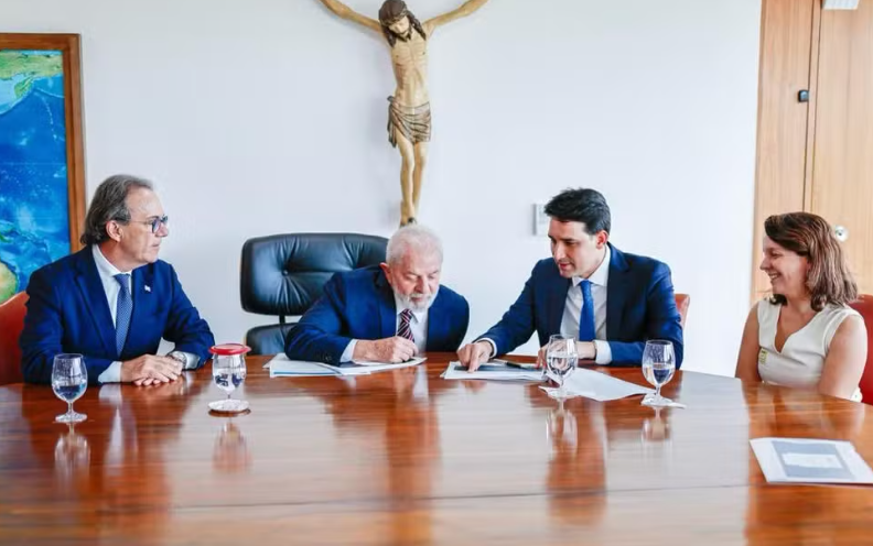 Silvio Costa Filho (à direita de Lula) durante reunião com o presidente no Palácio do Planalto nesta terça Foto Ricardo Stuckert Presidência da República