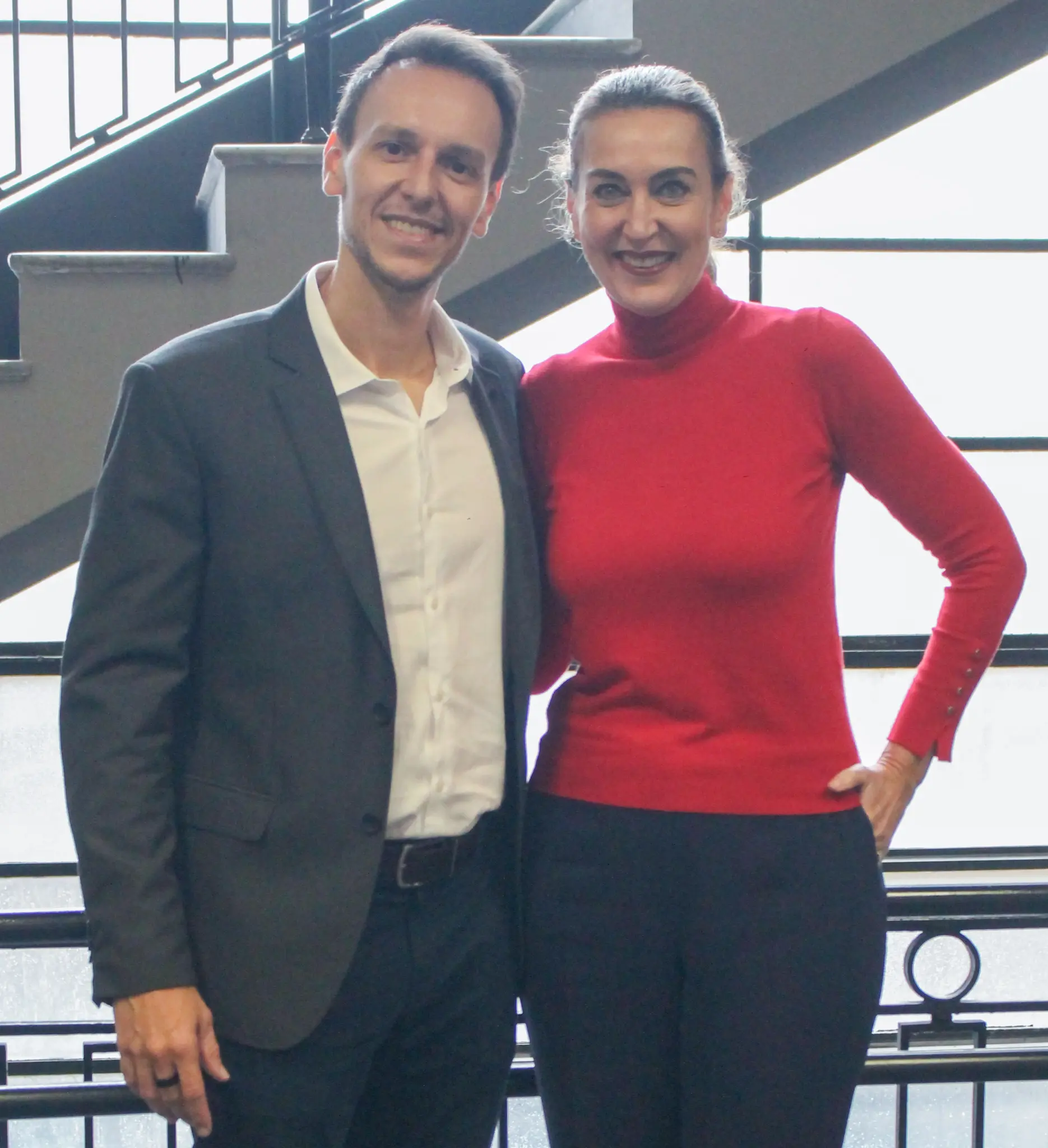 À esquerda Bruno Waltrick, presidente da Abav - SP Aviesp e à direita Luciane Leite, secretária executiva da Secretaria de Turismo e Viagens