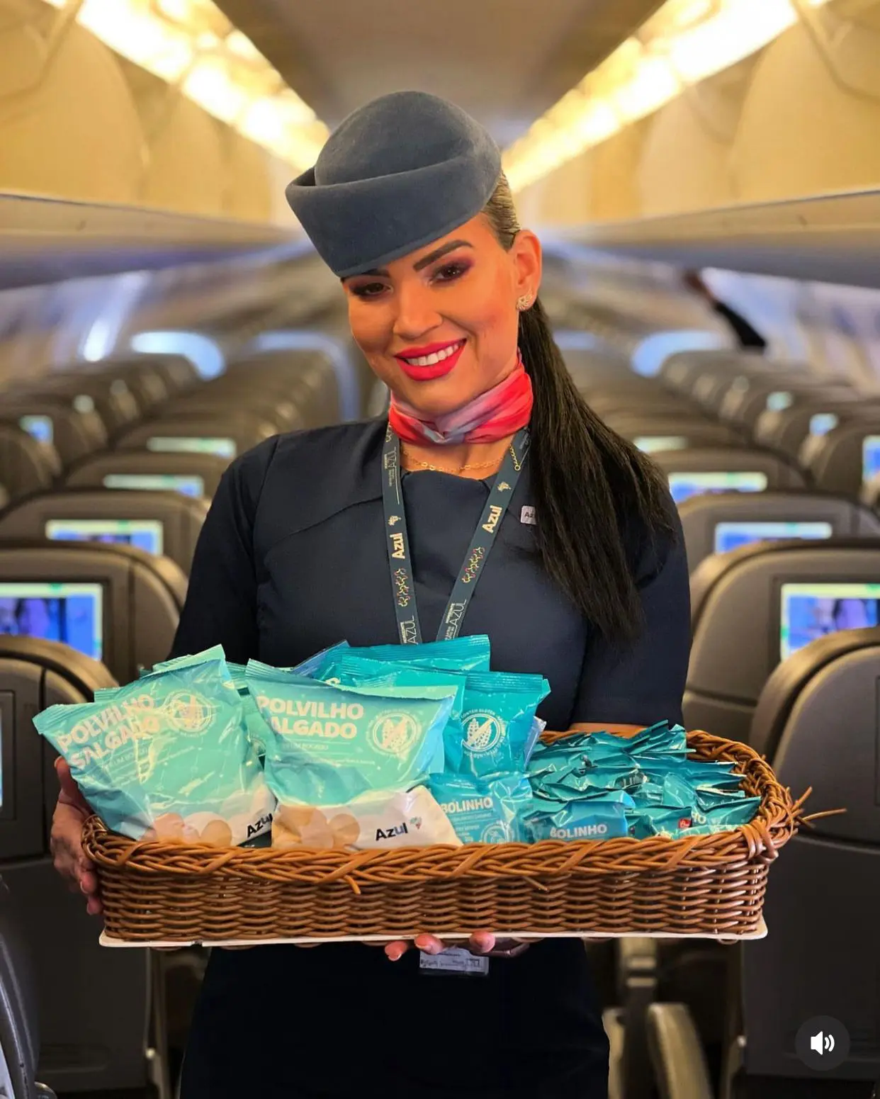Aline Izzidoro comissária na Azul - Foto: Divulgação