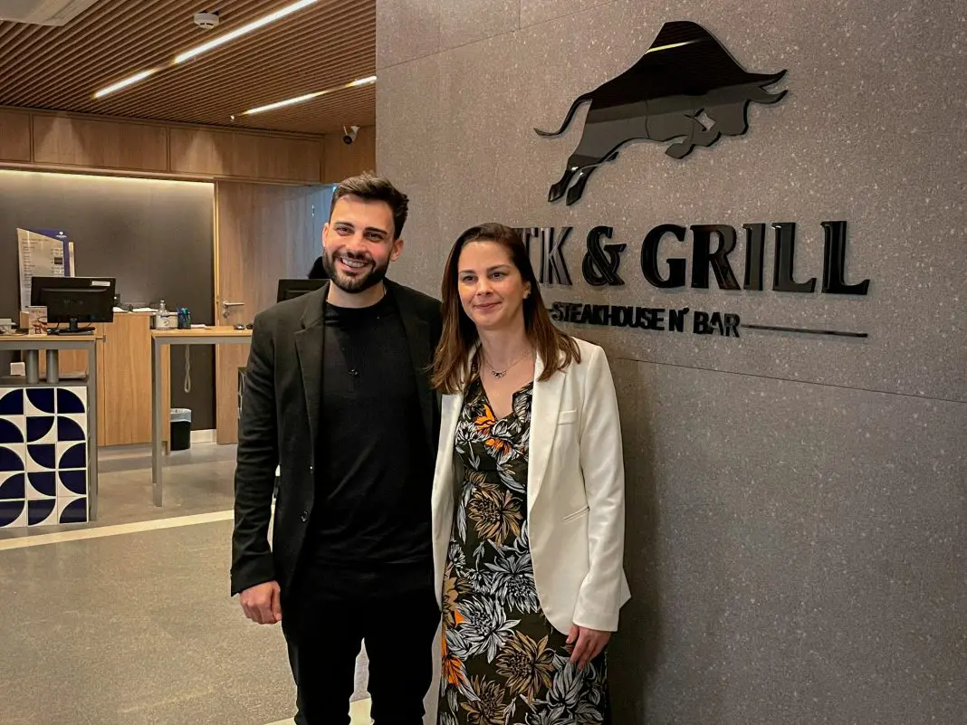 Priscilla Ribeiro (gerente do empreendimento) e Rodrigo Schnor (fundador da franquia STK & Grill) | Crédito: Victor Meireles