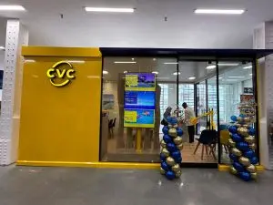 Fachada da loja modular no Assaí Atacadista, unidade Mooca Primeira loja modular da CVC já está funcionando em SP (veja fotos!)