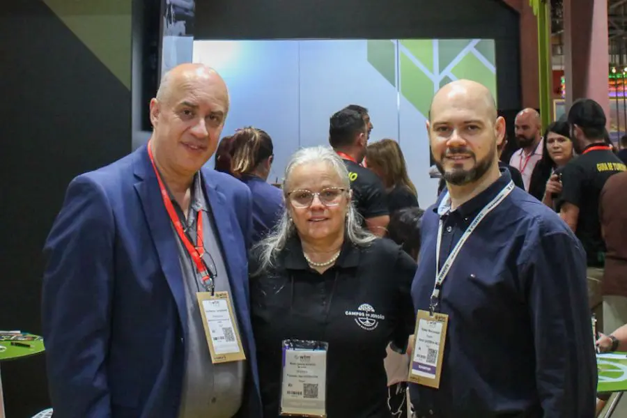 À esquerda Guilherme Centofante, presidente da associação comercial de Campos do Jordão, ao centro Maria Glória Alvarez Bravin (Pousada das Hortênsias) e à direita Rafael Marcandali (Hotel Boutique Quebra-Noz), diretores do "Consórcio Aproveite Campos do Jordão" (Foto: Felipe Maresca / DT)