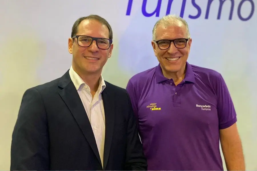 Claudio Roberto Nogueira, Diretor-Geral de Negócios e Marketing da Bancorbrás, e Carlos Eduardo Pereira, Diretor Executivo da Bancorbrás Turismo. (Crédito Divulgação)