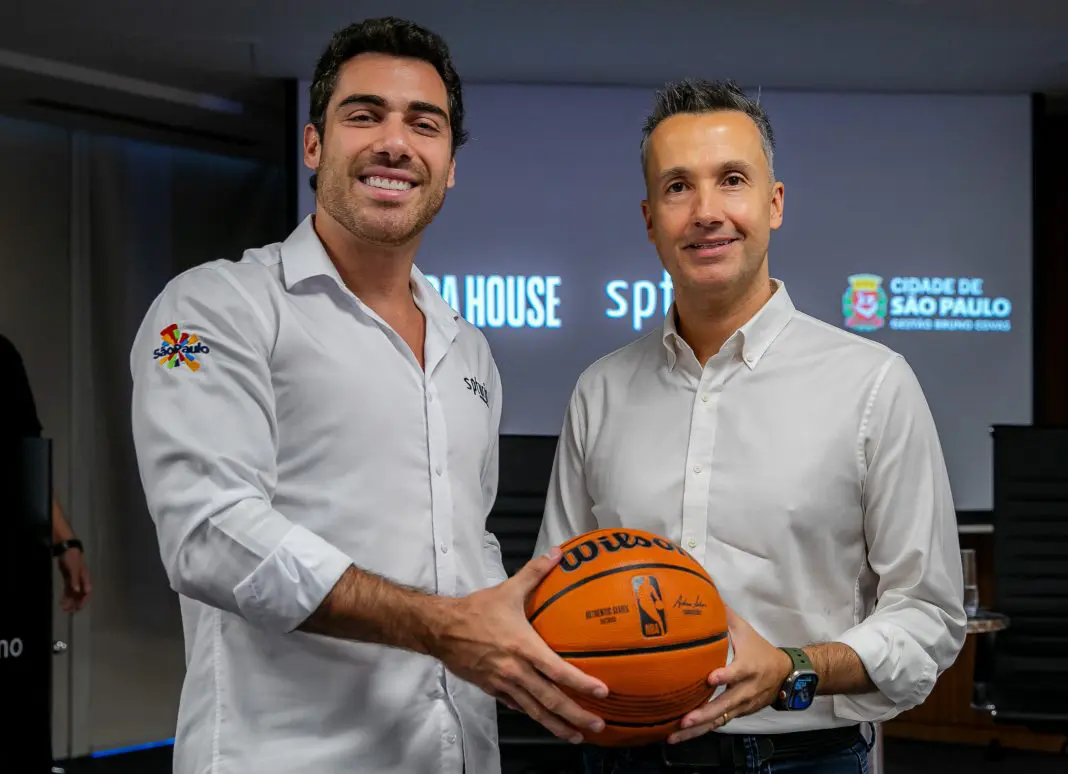 Gustavo Pires, presidente da SPTuris, e Rodrigo Vicentini, head da NBA Brasil