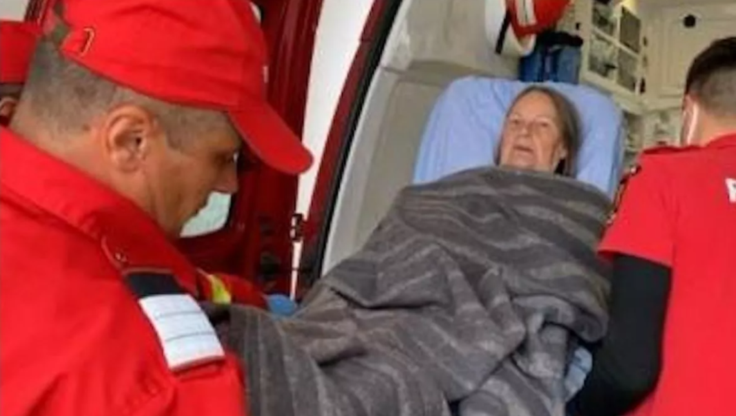 Turista escocesa sendo atendida após ataque de urso na Romênia - Foto - Reprodução / Daily Mirror Turista escocesa sendo atendida após ataque de urso na Romênia - Foto - Reprodução / Daily Mirror