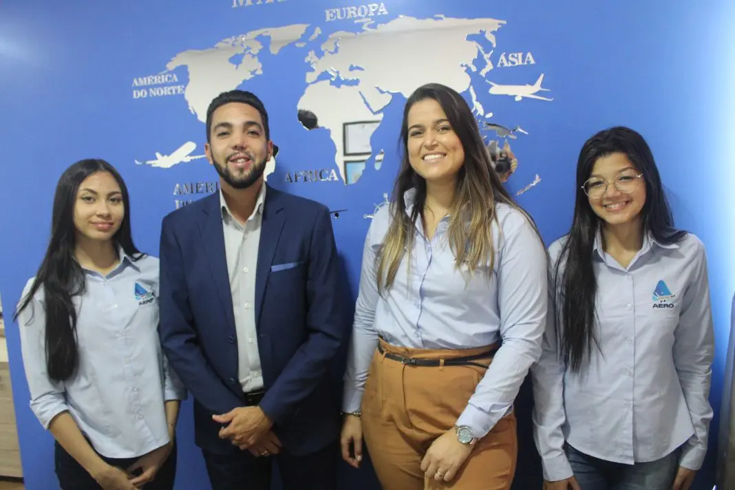 Matheus Aquino e Joseane Azevedo (ao centro), com funcionárias da Aero Service Matheus Aquino e Joseane Azevedo (ao centro), com funcionárias da Aero Service