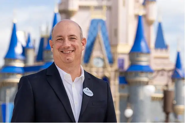 Alexander Haim como seu gerente sênior de vendas baseado no Brasil