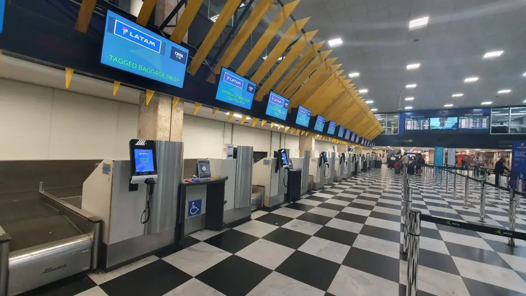Em 2023, 56% das bagagens de voos LATAM foram despachadas pelos próprios clientes nos 10 aeroportos que já contam com o serviço de Despacho de Bagagem Express (Crédito: Divulgação LATAM)