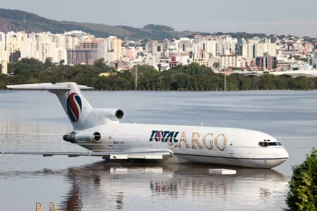 Avião de grande porte atingido pela enchente no Aeroporto Internacional Salgado Filho, em Porto Alegre Avião de grande porte atingido pela enchente no Aeroporto Internacional Salgado Filho, em Porto Alegre