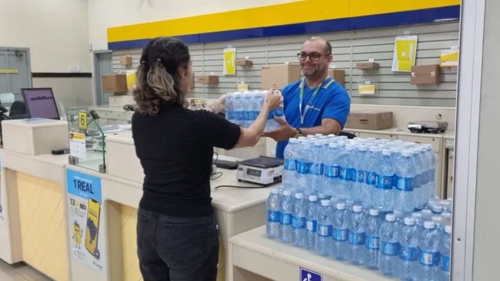 Correios pede urgência na doação de água para o RS; veja mais o que doar