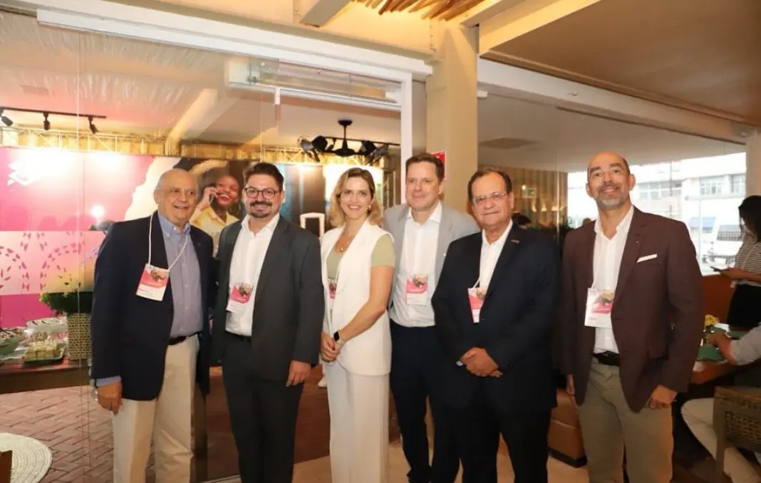 Representantes do BB, Governo do Estado, Sebrae e trade turístico baiano se reúnem no evento de lançamento do programa 'Sua Empresa em Movimento', na Bahia (Foto: Divulgação)