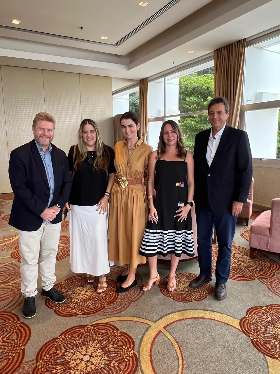 Paulo Michel, presidente da ABIH-RJ; Fabiana Misse, diretora de marketing da secretaria municipal de Turismo; Marcela Grille, do Windsor; Dani Maia, secretária municipal de turismo do Rio; José Domingo Bouzon, vice-presidente do HotéisRIO (Foto: Divulgação)
