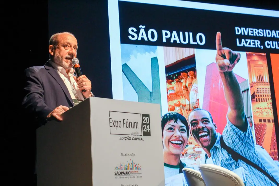 Toni Sando, presidente executivo do Visite São Paulo, durante discurso na abertura do 1º Expo Fórum visite São Paulo (Foto: Felipe Maresca / DT)
