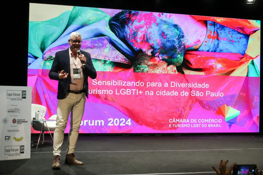 Ricardo Gomes, presidente da Câmara de Comércio e Turismo LGBT do Brasil, durante palestra no 1º Expo Fórum Visite SP (Foto: Felipe Maresca / DT)