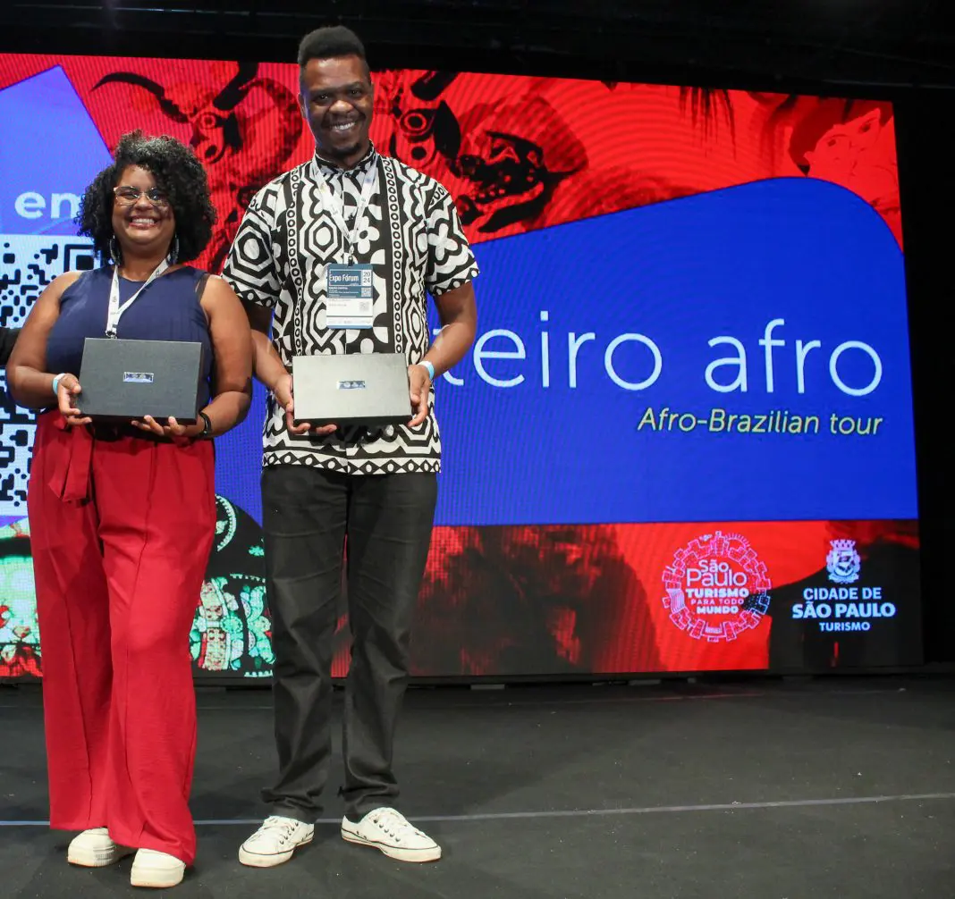 À direita Hubber Clemente, Gestor Executivo do Fórum São Paulo Afroturismo e, ao seu lado, Denise Rodrigues, Guia de Turismo, Turismóloga e Mestra em Turismo (Foto: Felipe Maresca / DT)