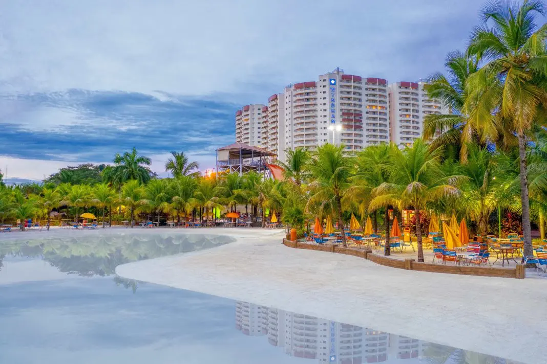 Wyndham Olímpia tem acesso exclusivo para hóspedes ao Thermas dos Laranjais, maior parque aquático da América Latina Divulgação