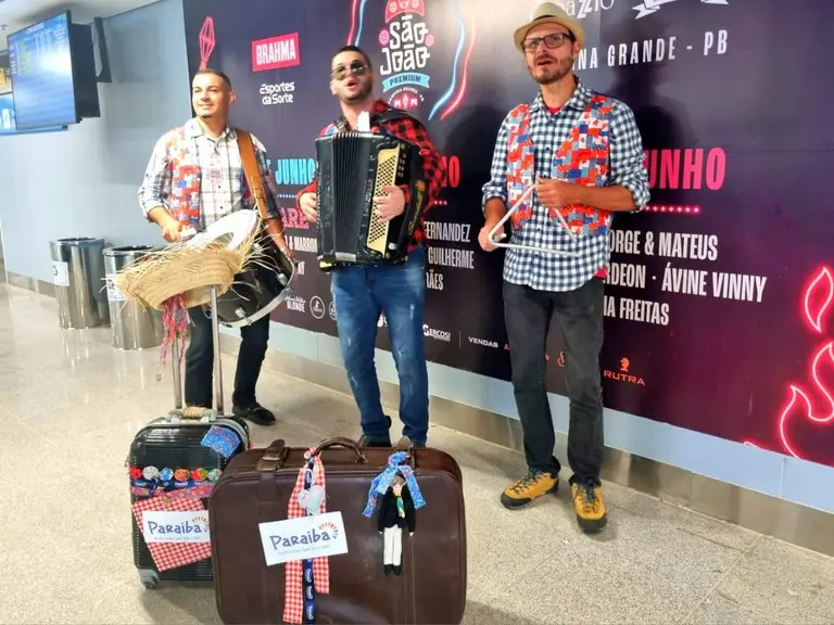 Trio tocando forró pé de serra - Aeroportos da Paraíba - Foto: PBTur