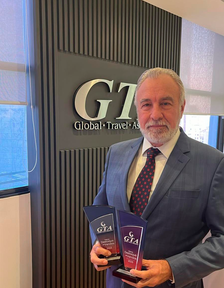 Celso Guelfi entrega troféu personalizado com o nome da agência (Foto: Divulgação)