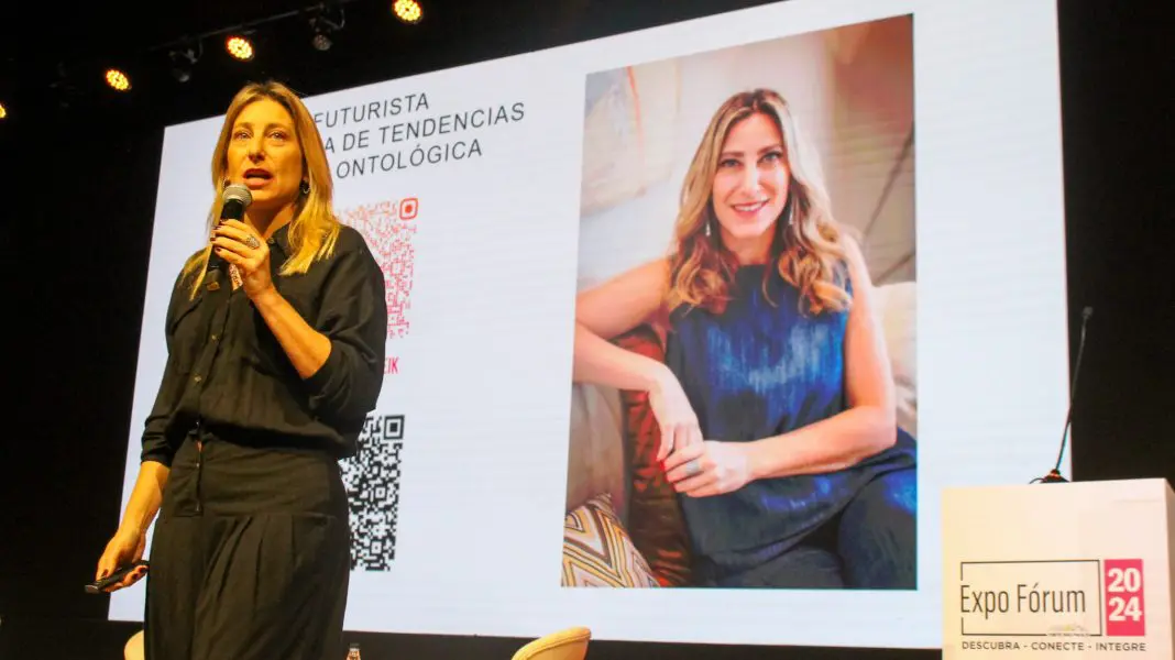 Sabrina Deweik - cool hunting, durante palestra sobre Tendências e novos comportamentos do consumidor - Foto: Felipe Maresca / DT