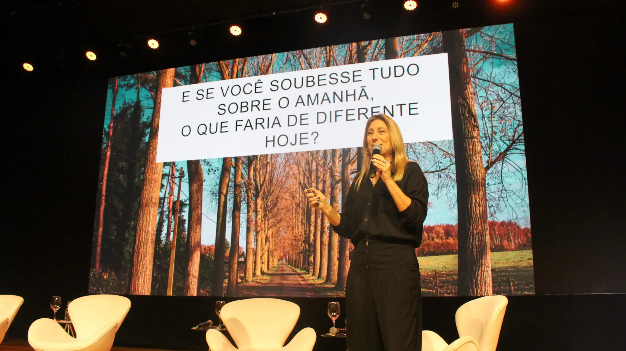 Sabrina Deweik, cool hunting, durante palestra sobre Tendências e novos comportamentos do consumidor (Foto: Felipe Maresca / DT)