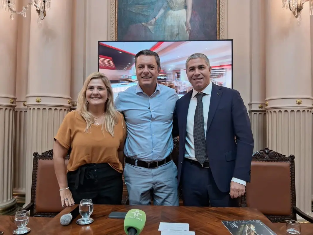 Selley Storino, Secretária Municipal de Economia Criativa, Empreendedorismo e Turismo, Rogério Santos, Prefeito de Santos, e Dario Rustico, Presidente-Executivo da Costa Cruzeiros nas Américas. Foto: Divulgação Selley Storino, Secretária Municipal de Economia Criativa, Empreendedorismo e Turismo, Rogério Santos, Prefeito de Santos, e Dario Rustico, Presidente-Executivo da Costa Cruzeiros nas Américas. Foto: Divulgação