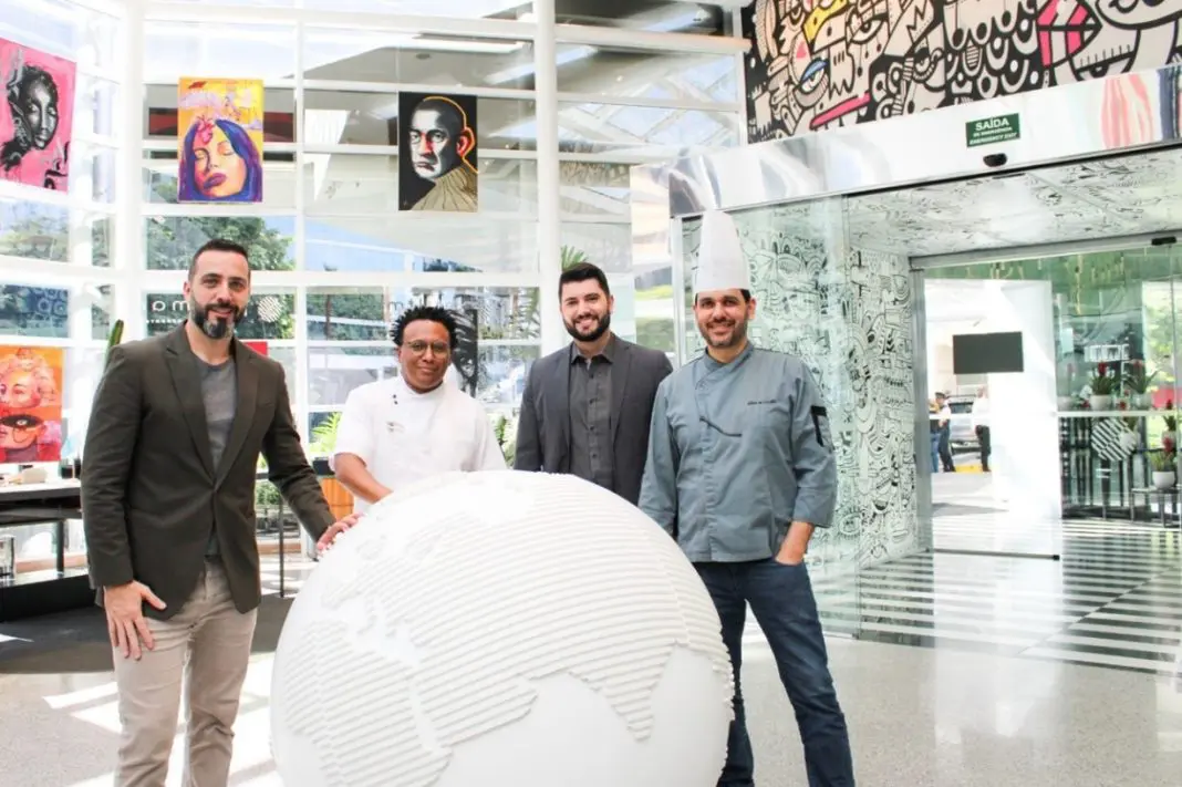 Hotéis da Accor apostam em tecnologia para reduzir descarte de resíduos orgânicos - Da esquerda para direita Ronei Borba, Fabiano Borges, Rodrigo Cavalcante e Willian Carvalho, representantes da equipe dos hotéis Pullman Vila Olímpia e Grand Mercure Vila Olímpia