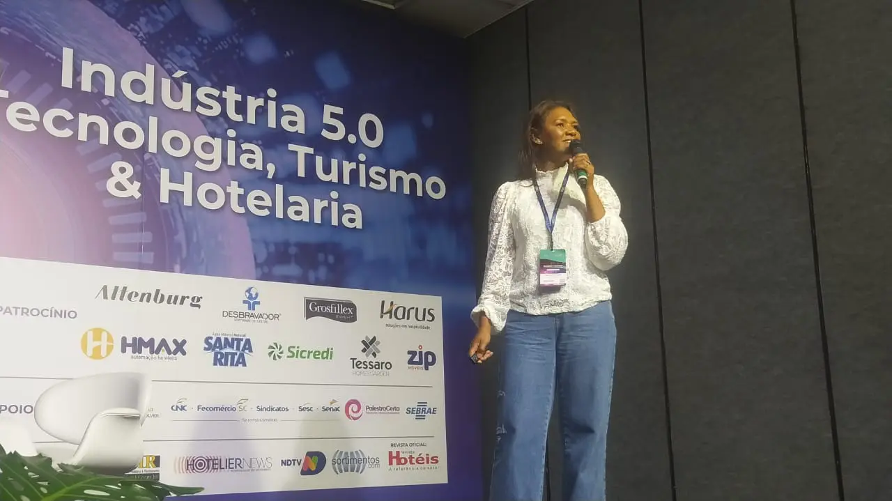 Salete Pereira (Habitasul) discursou sobre importância de lideranças femininas no turismo - Foto: Bruno Almeida / DT