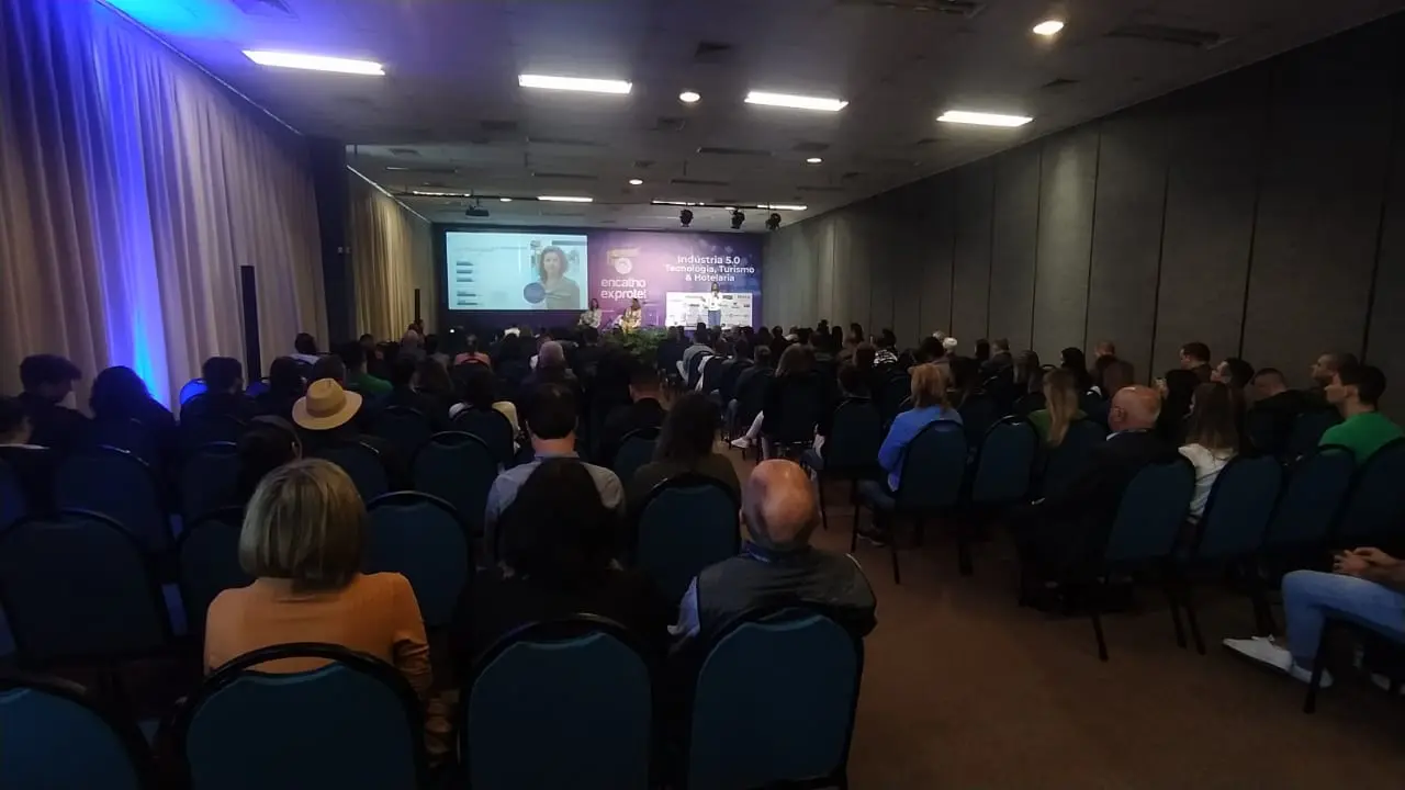 Público composto por maior masculina lotou Sala Joaquina, no Centro-Sul, em Florianópolis, para ouvir palestra sobre lideranças femininas - Foto: Bruno Almeida / DT