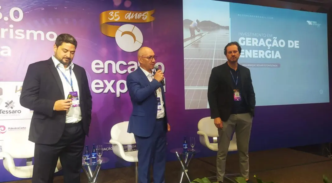 Thiago Girardi (Vektor), Carlos Roberto Klaus (ABIH-SC e Mogano Hotéis) e Luciano Gentilini (Neoenergy Brasil Engenharia) falaram na manhã do último dia do 35º Encatho & Exprotel - Foto: Bruno Almeida / DT