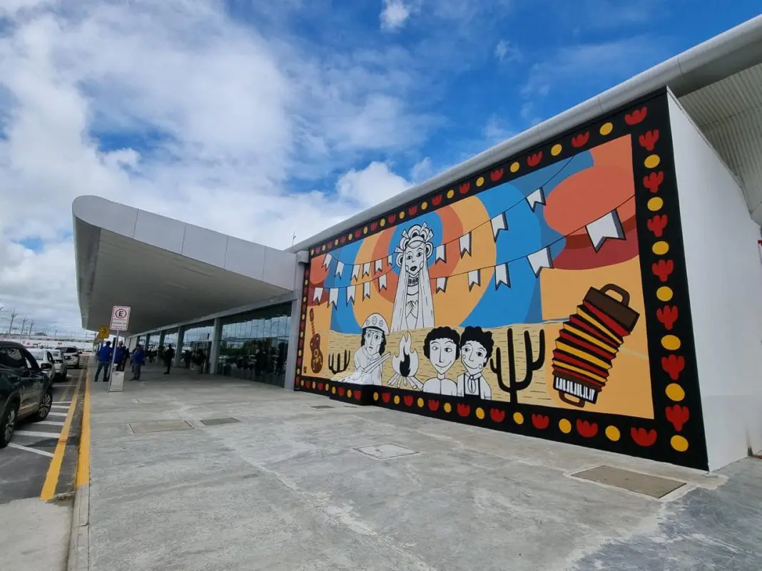Obra no aeroporto de Campina Grande reproduz, em um cenário de São João, cena da peça teatral O Auto da Compadecida, uma das mais famosas do escritor e dramaturgo paraibano - Foto: Divulgação Aena Obra no aeroporto de Campina Grande reproduz, em um cenário de São João, cena da peça teatral O Auto da Compadecida, uma das mais famosas do escritor e dramaturgo paraibano - Foto: Divulgação Aena