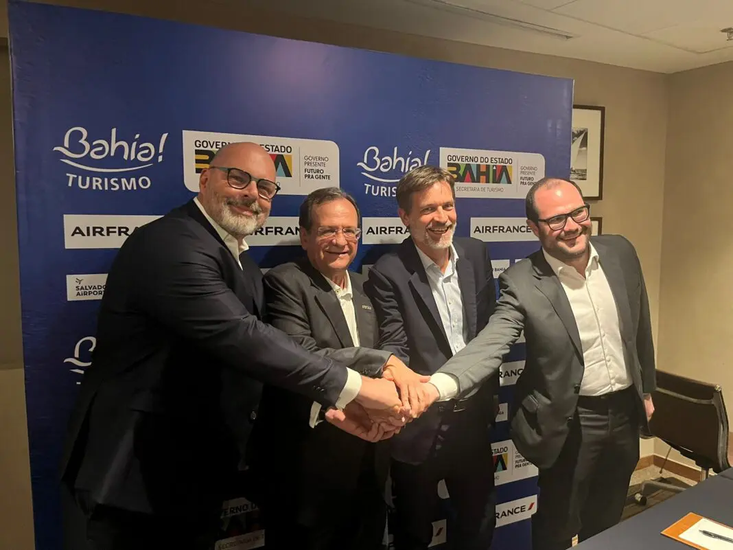 Julio Ribas, CEO da Vinci Airports; Maurício Bacelar, secretário de Estado de Turismo da Bahia; Manuel Flahault, diretor geral do Grupo Air France-KLM na América do Sul e Mateus Pongeluppi, diretor executivo de Estratégia da GOL
