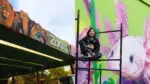 Nova fachada do Zoológico de São Paulo; ao lado, Carol Wang, artista plástica, à frente da pintura que fez na casa dos Axalotes (Fotos: Divulgação Zoo / Reprodução Instagram)