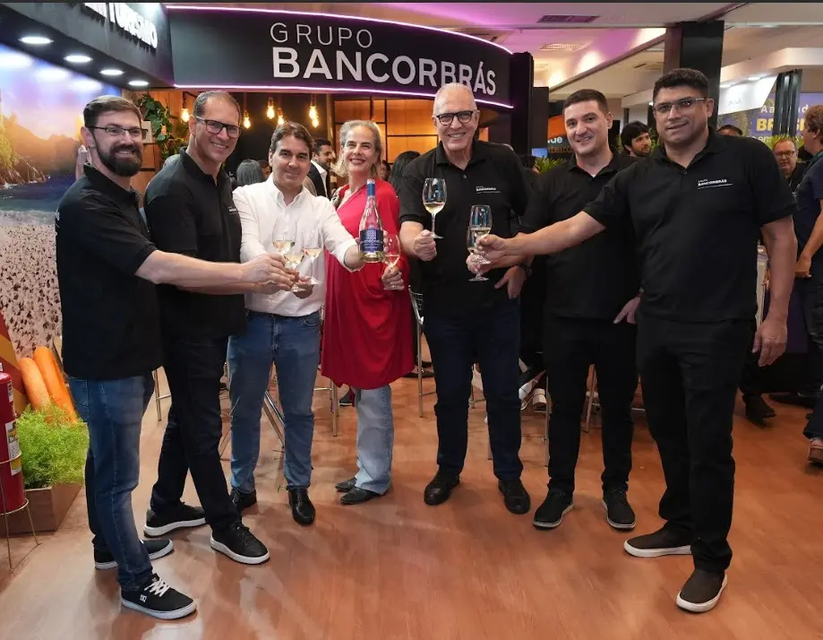 Dannilo Trindade, Gerente de Marketing do Grupo Bancorbrás; Claúdio Roberto Nogueira, Diretor Geral de Negócios e Marketing do Grupo Bancorbrás; Artur Farias, Gerente Comercial da Vinícola Brasília; Liana Alagemovits, Vice-Presidente da Associação Comercial do Distrito Federal (ACDF); Carlos Eduardo Pereira, Diretor Executivo da Bancorbrás Turismo; Renato Fussi, Gerente da Operadora de Turismo Bancorbrás e Edmilson Castro, Gerente de Negociações da Bancorbrás Turismo.