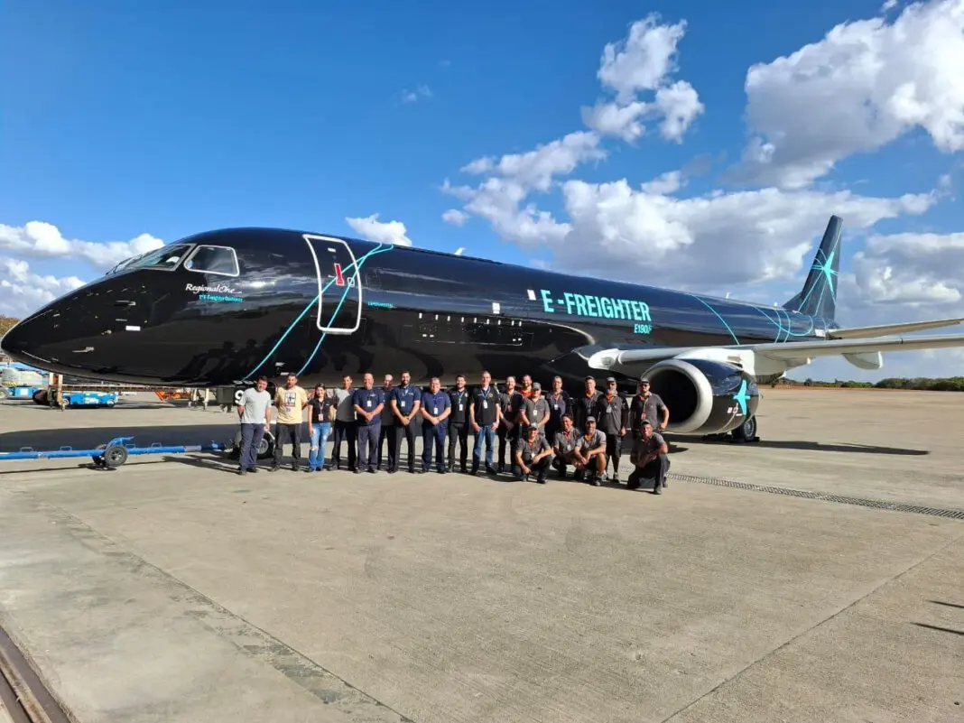 Aeronave cargueira E-Freighter 190, pintada na GOL Aerotech, em Confins (Divulgação)